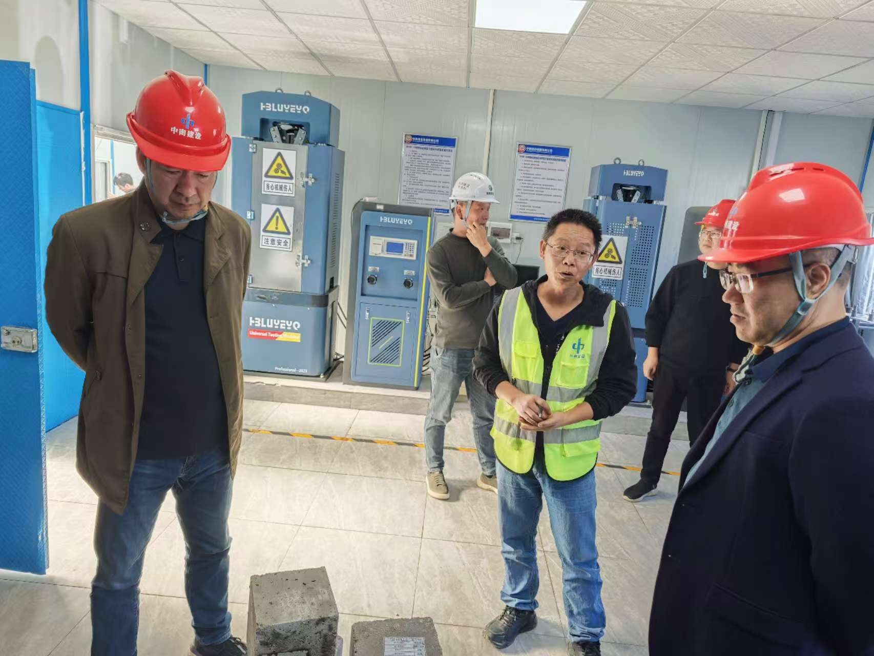 凌燦帶隊到桂新高速公路項目調(diào)研指導(dǎo)工作
